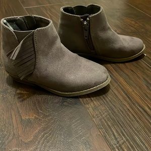 GREY SUEDE OLD NAVY ANKLE BOOTIES SIZE 8 (kids)